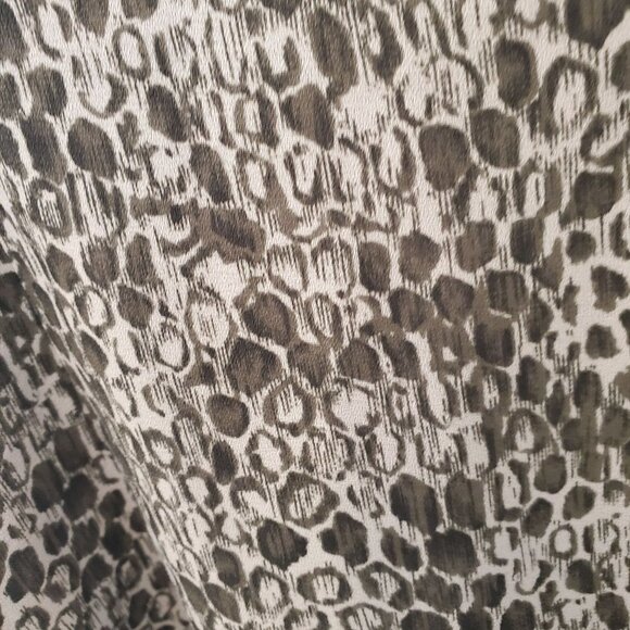 Mantles Dot/Spot Pattern  Blouse with mini side slits - Picture 5 of 7